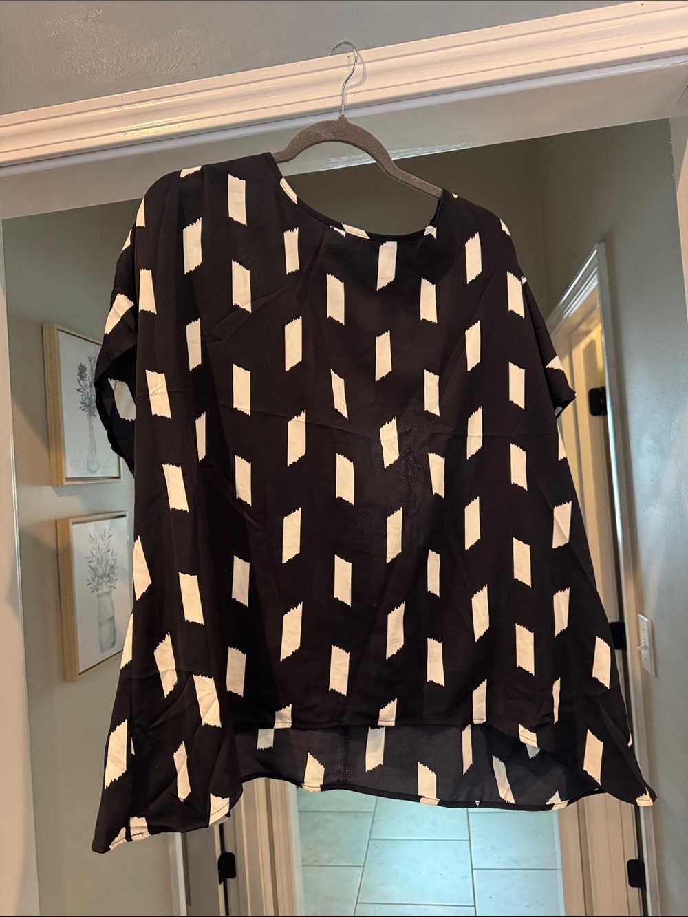 Women’s Black Geometric Print Short-Sleeve Blouse